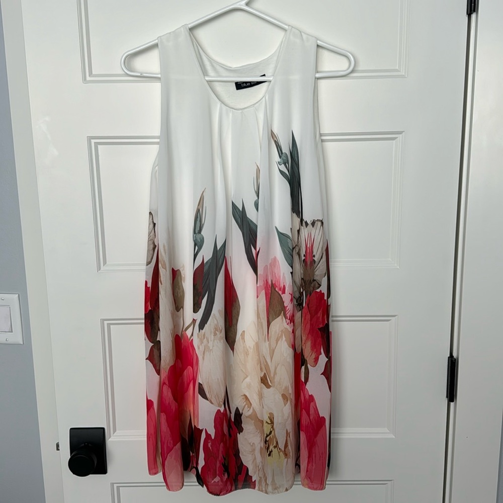 Blue Sand Round Neck Pleated Sleeveless Floral Shift Dress in Free Size